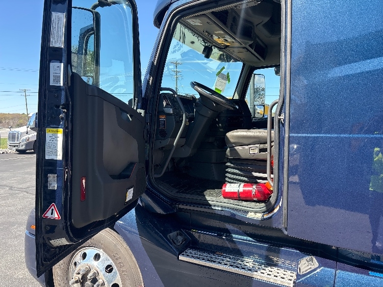 Used 2020 Volvo VNL - photo 11