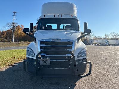 Used 2022 Freightliner Cascadia Detroit DD13 Semi Truck for sale #3334774 - photo 2