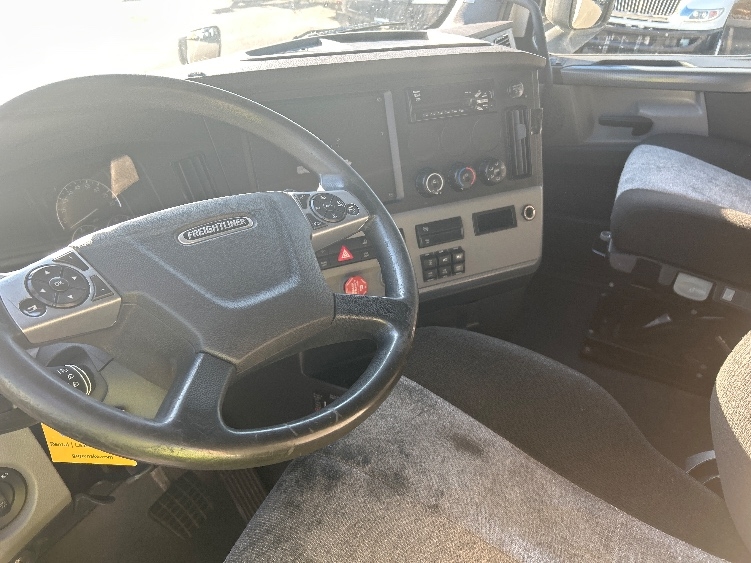 Used 2021 Freightliner Cascadia - photo 12