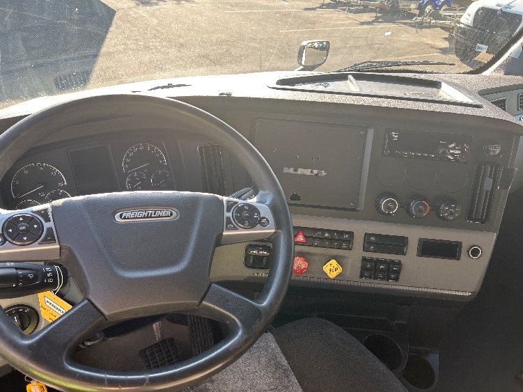 Used 2021 Freightliner Cascadia - photo 13