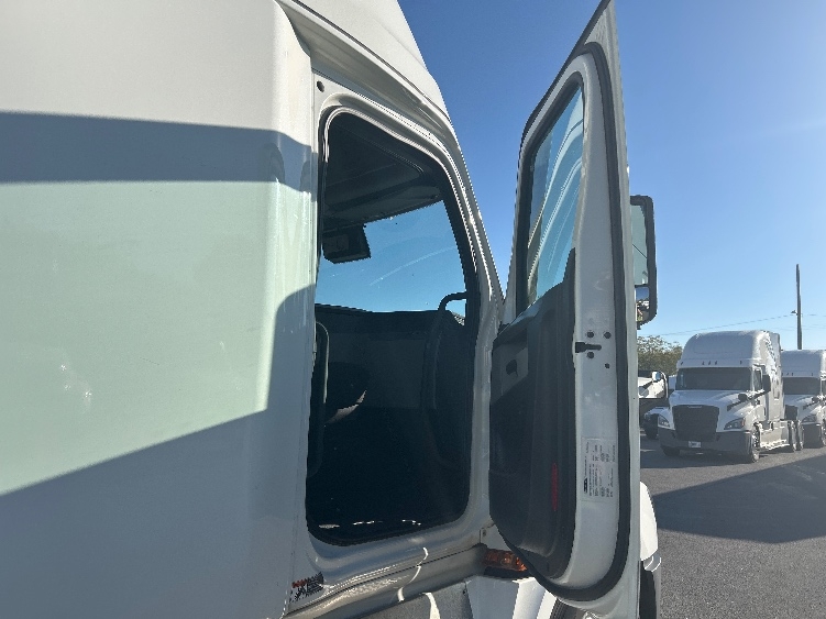 Used 2021 Freightliner Cascadia - photo 15