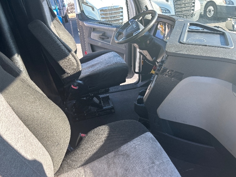 Used 2021 Freightliner Cascadia - photo 17
