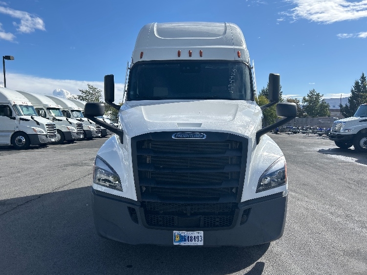 Used 2021 Freightliner Cascadia - photo 2