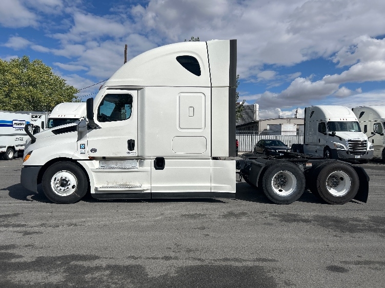 Used 2021 Freightliner Cascadia - photo 6