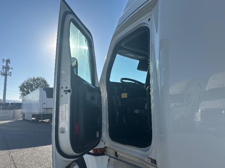Used 2021 Freightliner Cascadia - photo 11