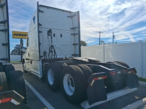Used 2021 Freightliner Cascadia - photo 6