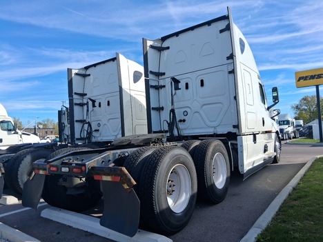 Used 2021 Freightliner Cascadia - photo 8