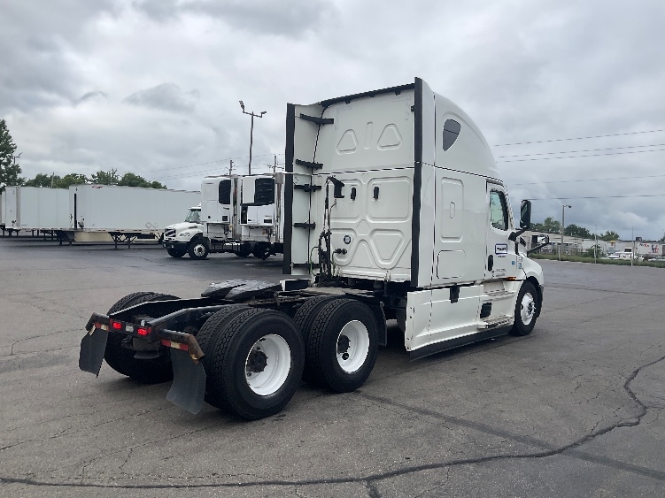 Used 2021 Freightliner Cascadia - photo 9