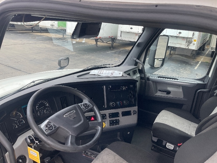 Used 2021 Freightliner Cascadia - photo 11