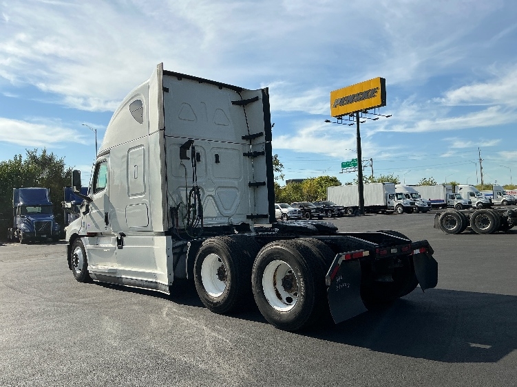 Used 2021 Freightliner Cascadia - photo 7
