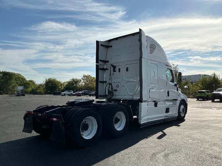 Used 2021 Freightliner Cascadia - photo 9