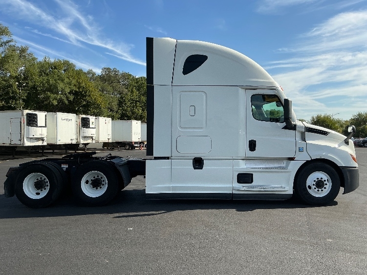 Used 2021 Freightliner Cascadia - photo 10
