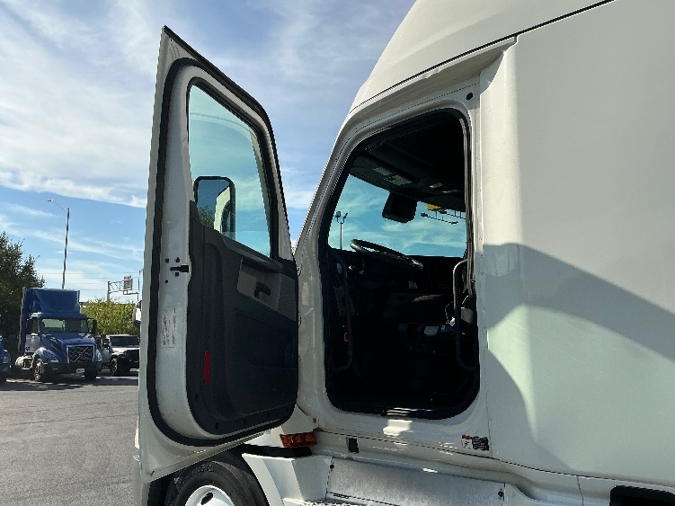 Used 2021 Freightliner Cascadia - photo 11