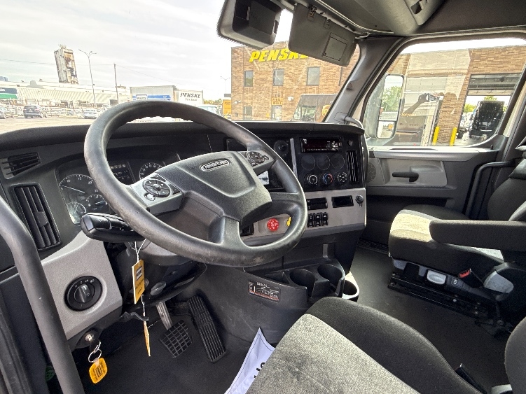 Used 2021 Freightliner Cascadia - photo 12