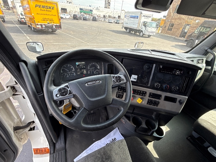 Used 2021 Freightliner Cascadia - photo 13
