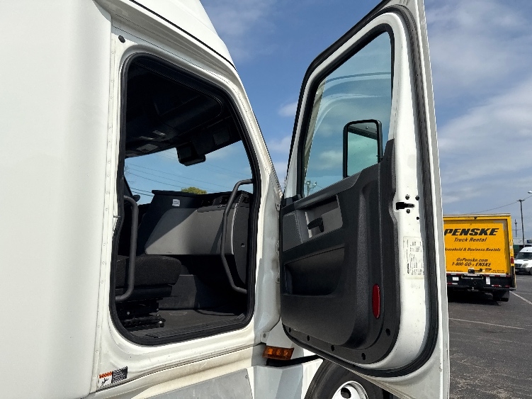 Used 2021 Freightliner Cascadia - photo 15
