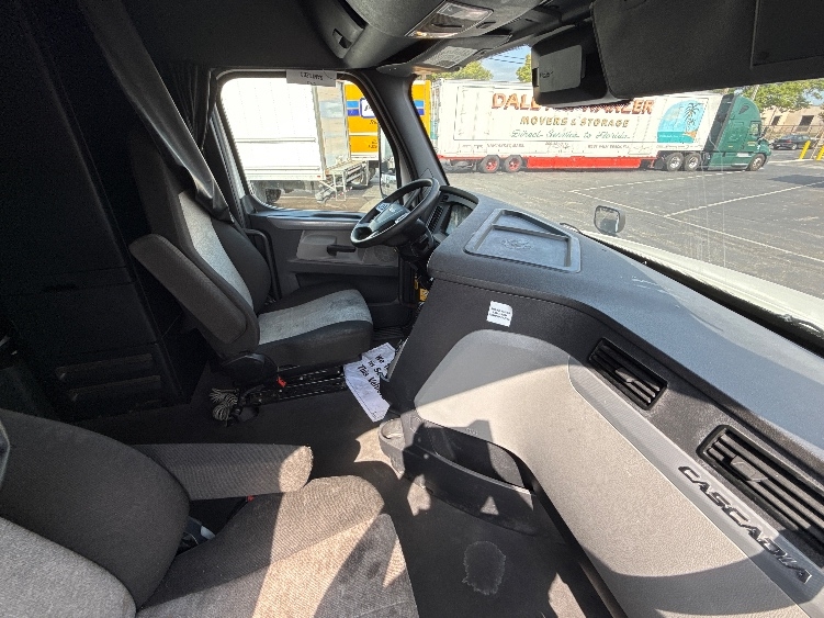 Used 2021 Freightliner Cascadia - photo 17