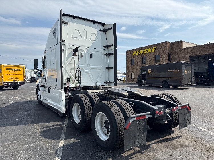 Used 2021 Freightliner Cascadia - photo 7