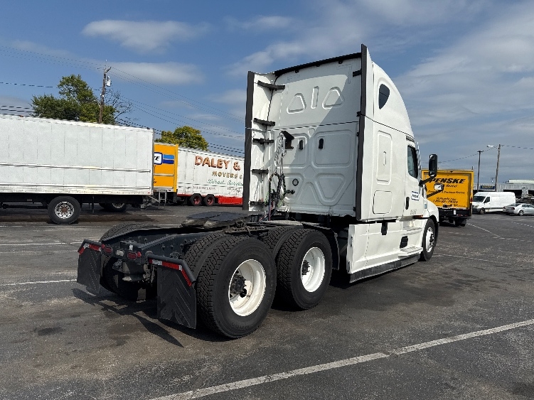 Used 2021 Freightliner Cascadia - photo 9