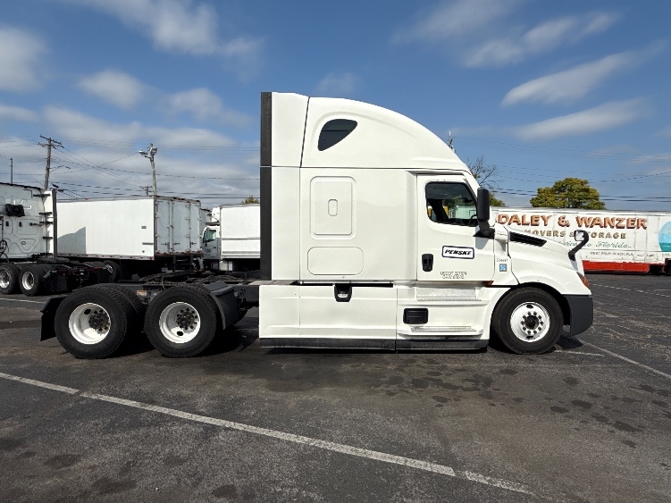 Used 2021 Freightliner Cascadia - photo 10