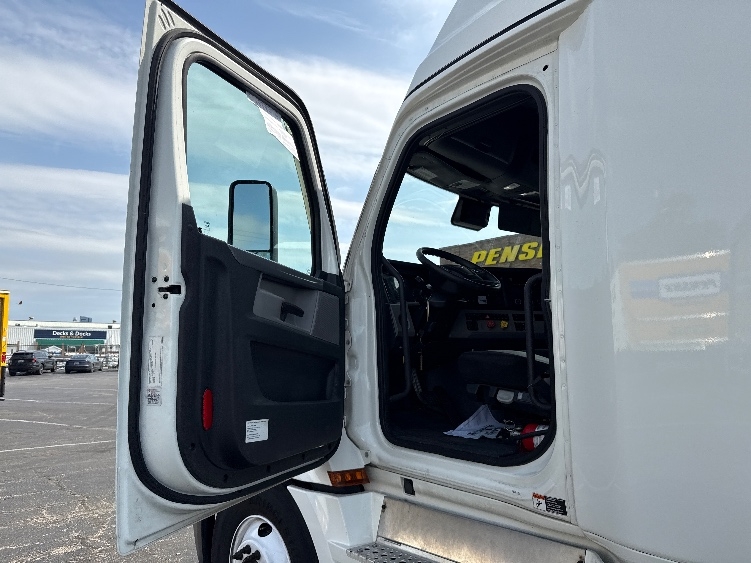 Used 2021 Freightliner Cascadia - photo 11