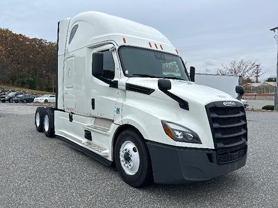Used 2021 Freightliner Cascadia Detroit DD15AT Semi Truck with Sleeper Cab for sale #334452 - photo 1