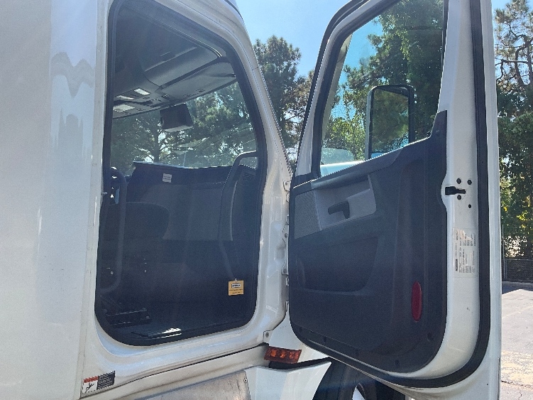 Used 2021 Freightliner Cascadia - photo 15