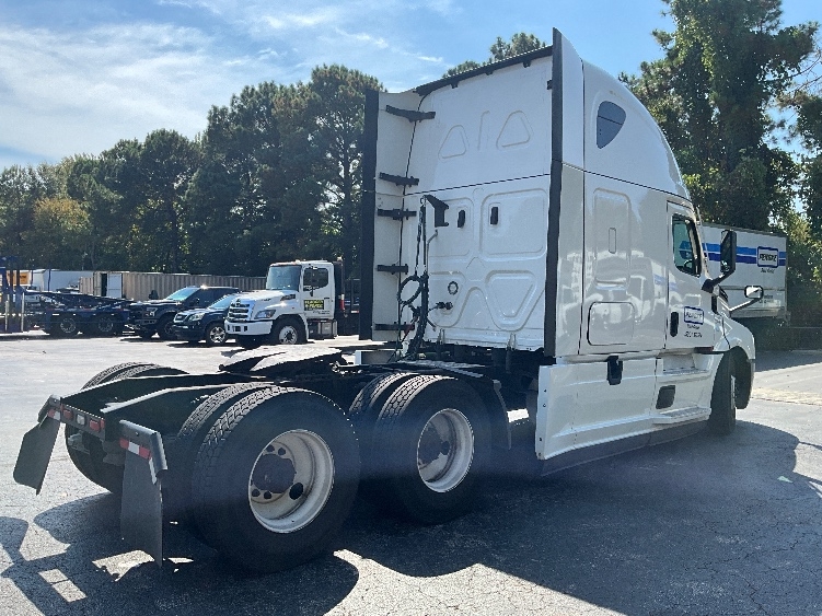 Used 2021 Freightliner Cascadia - photo 9
