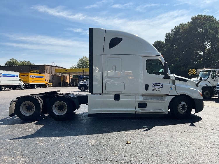 Used 2021 Freightliner Cascadia - photo 10