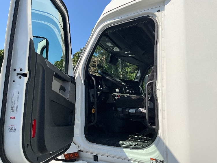 Used 2021 Freightliner Cascadia - photo 11