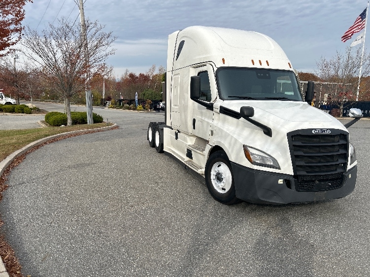 Used 2021 Freightliner Cascadia - photo 1