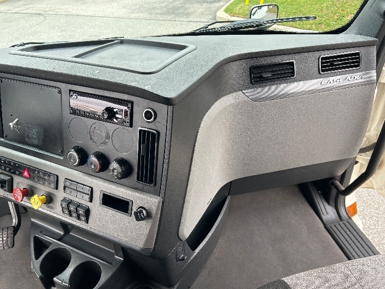 Used 2021 Freightliner Cascadia - photo 17
