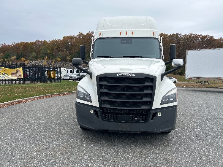 Used 2021 Freightliner Cascadia - photo 2