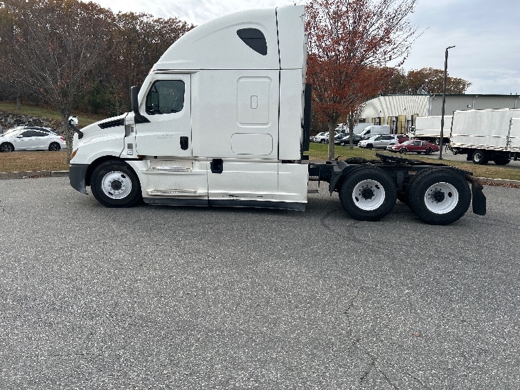 Used 2021 Freightliner Cascadia - photo 6