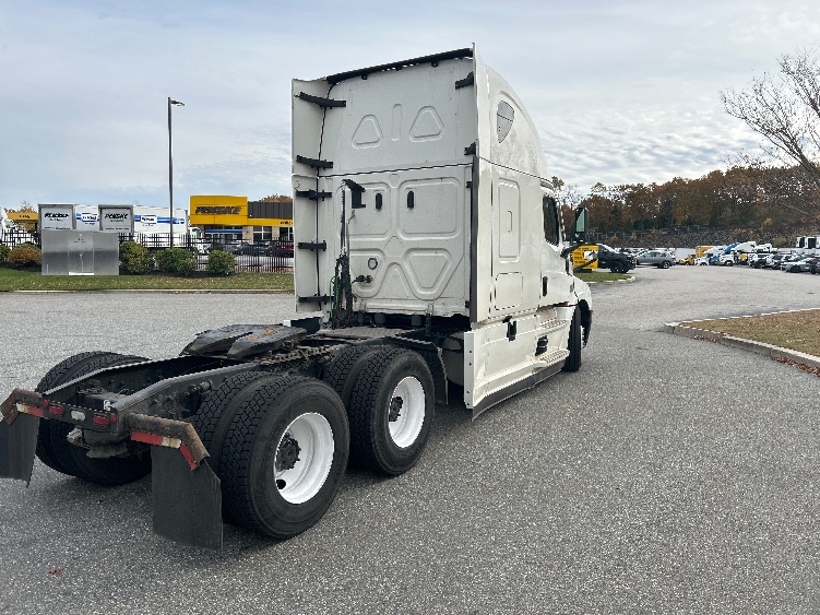 Used 2021 Freightliner Cascadia - photo 9