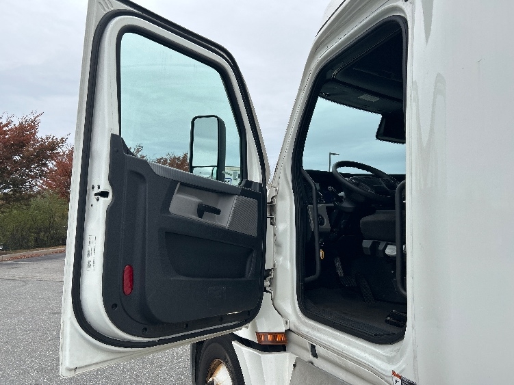 Used 2021 Freightliner Cascadia - photo 11