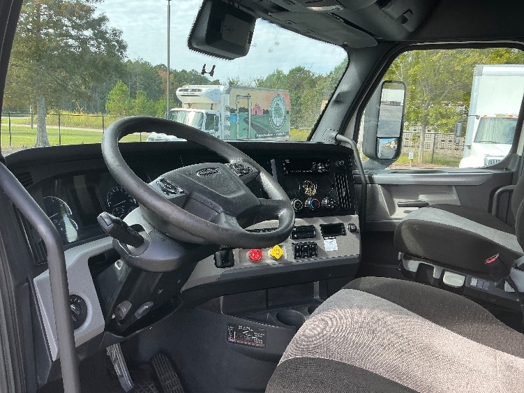 Used 2021 Freightliner Cascadia - photo 12