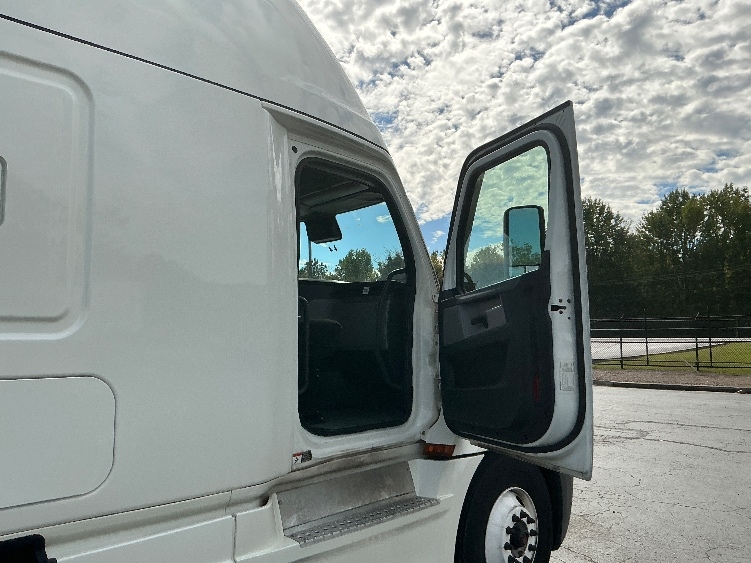 Used 2021 Freightliner Cascadia - photo 15