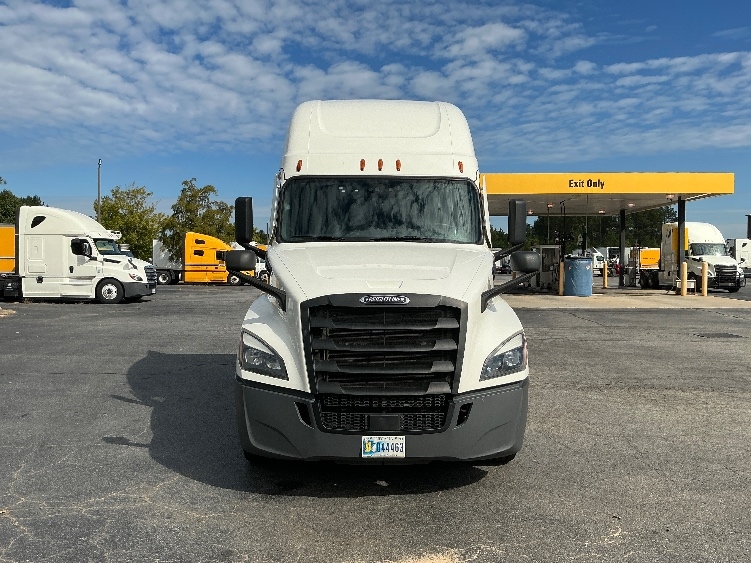 Used 2021 Freightliner Cascadia - photo 2