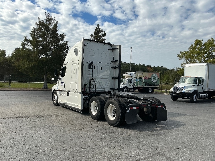 Used 2021 Freightliner Cascadia - photo 7