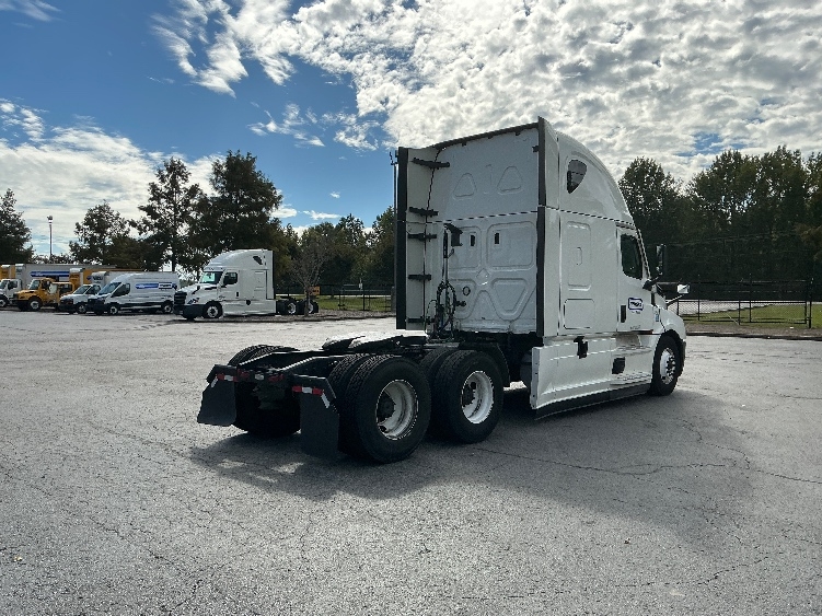 Used 2021 Freightliner Cascadia - photo 9