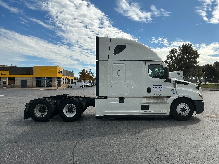 Used 2021 Freightliner Cascadia - photo 10