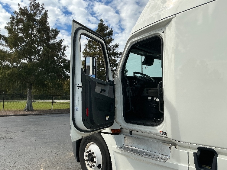 Used 2021 Freightliner Cascadia - photo 11