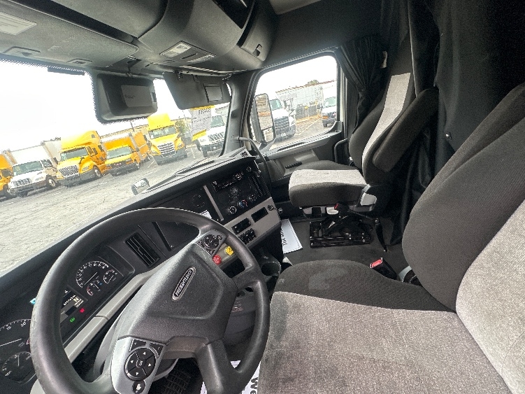 Used 2021 Freightliner Cascadia - photo 12