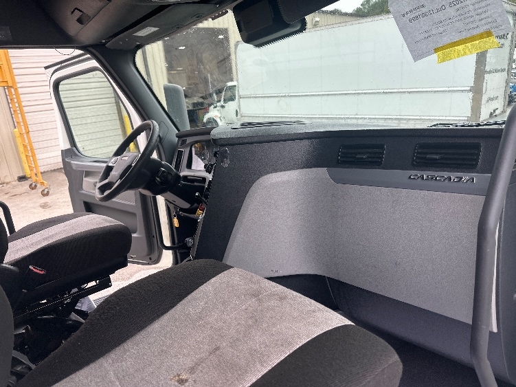 Used 2021 Freightliner Cascadia - photo 17