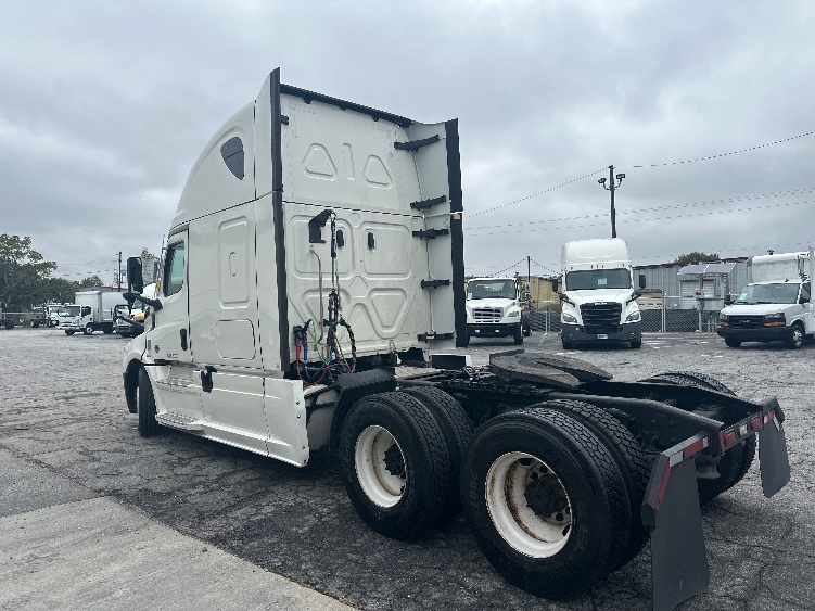 Used 2021 Freightliner Cascadia - photo 7