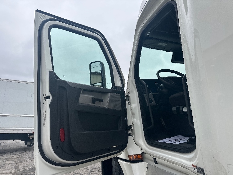 Used 2021 Freightliner Cascadia - photo 11