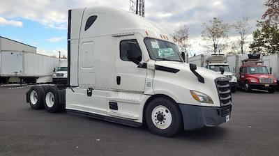 Used 2021 Freightliner Cascadia Detroit DD15AT Semi Truck with Sleeper Cab for sale #334607 - photo 1