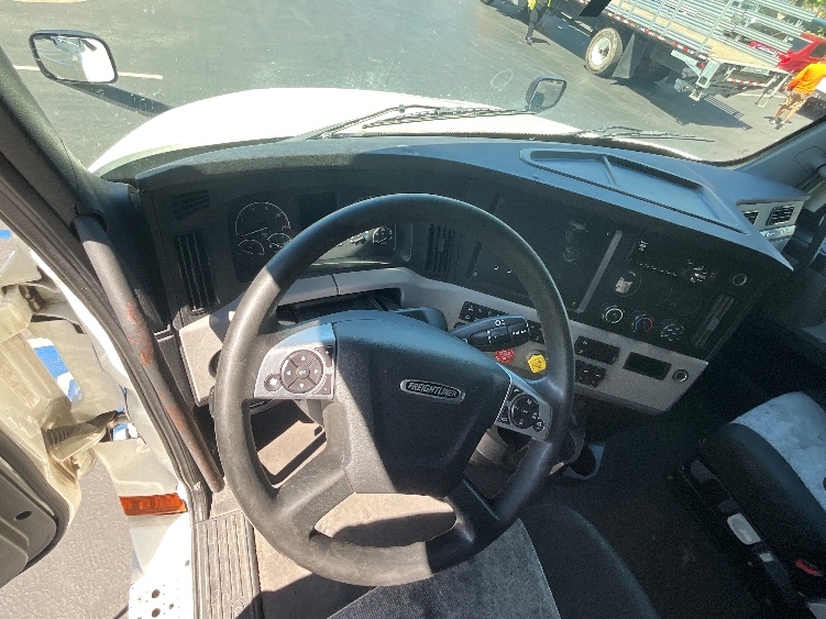 Used 2021 Freightliner Cascadia - photo 13