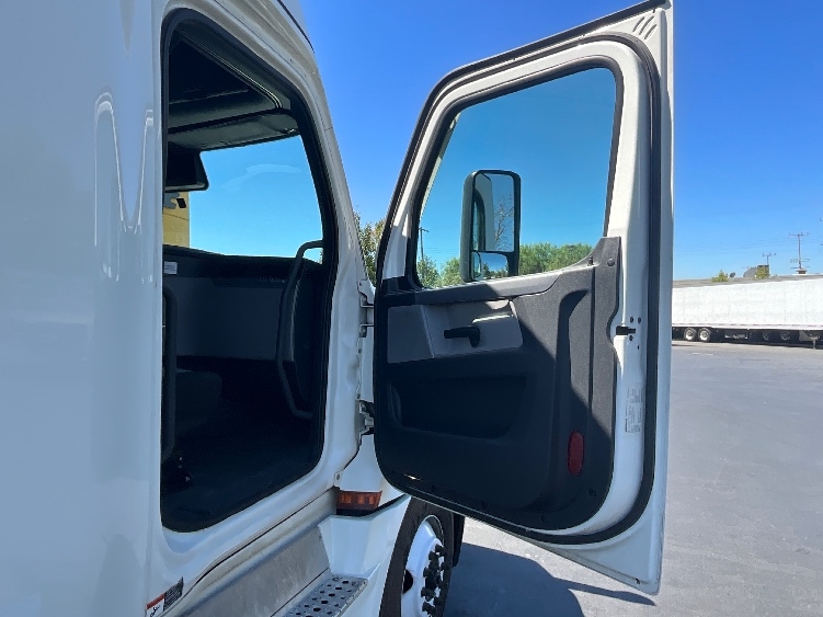 Used 2021 Freightliner Cascadia - photo 15